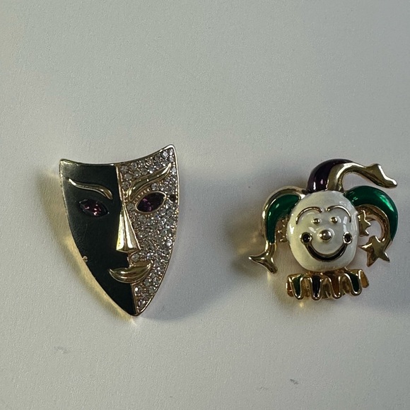 2 Mardi Gras brooches from the 1980s Enamel Clown and A Rhinestone Mask. - Picture 2 of 8